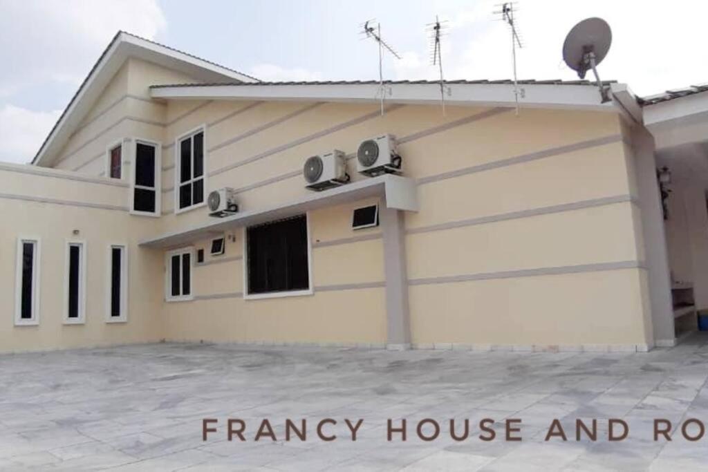 Semi-d Landed House Bercham Rumah percutian